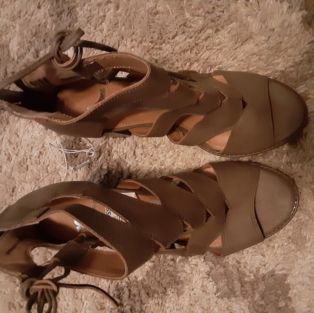 Shoes - Picture 5 of 6